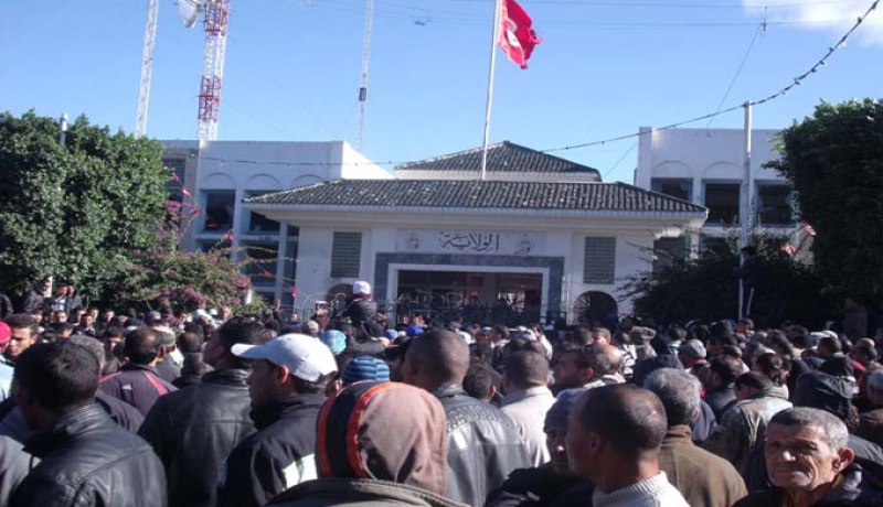 محتجون يقتحمون مقر ولاية جندوبة التونسية