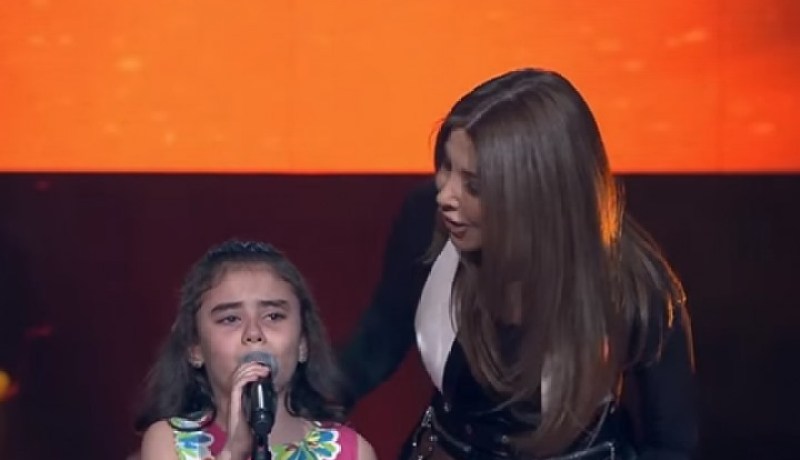 بالفيديو طفلة سورية تبكي الحضور في أولى حلقات The Voice Kids