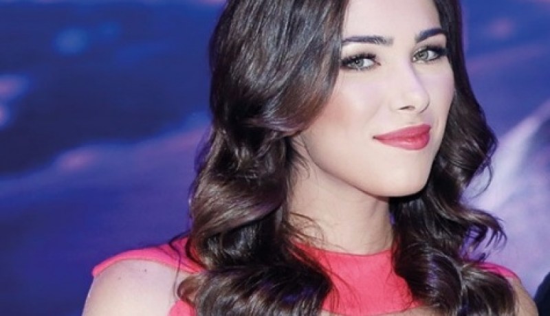 صور دنييلا مقدمة برنامج إكس فاكتور في حفل زفاف شقيقتها