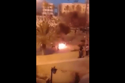 بالفيديو.. ليبي يضرم النار في جسده بسبب الفقر !