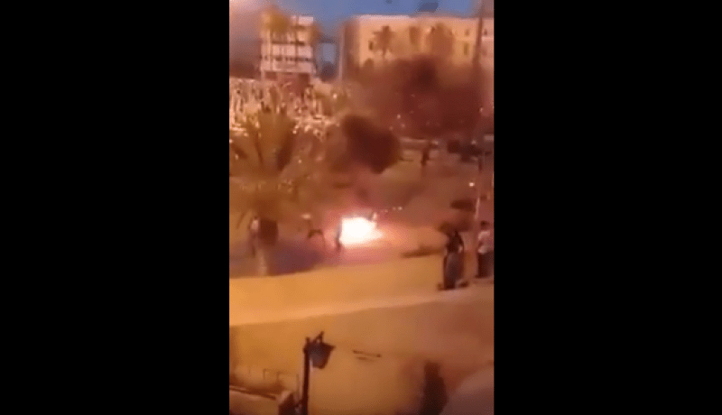 بالفيديو.. ليبي يضرم النار في جسده بسبب الفقر !
