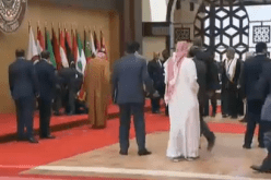 بالفيديو.. الرئيس اللبناني يتعرض لموقف حرج قبيل انطلاق القمة العربية