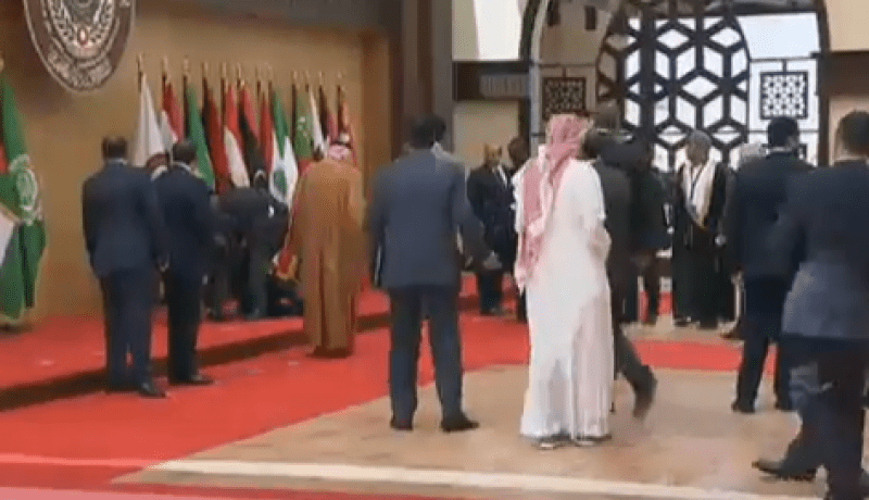 بالفيديو.. الرئيس اللبناني يتعرض لموقف حرج قبيل انطلاق القمة العربية