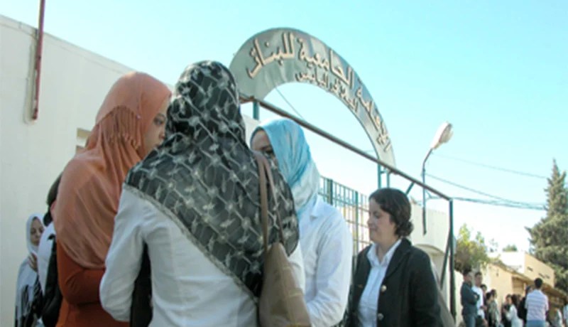 طلبة يحتجزون مديرة إقامة جامعية داخل مكتبها ووكيل الجمهورية يتدخّل لتحريرها في تبسة!