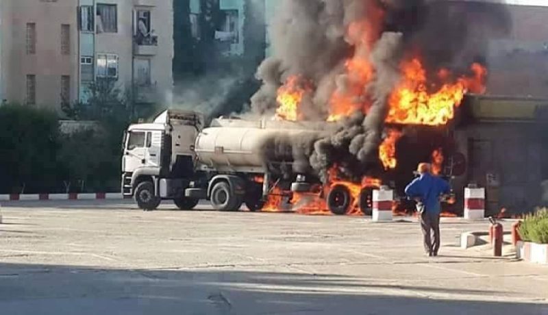 بالصور حريق شاحنة نقل الوقود داخل محطة للتوزيع بسطيف