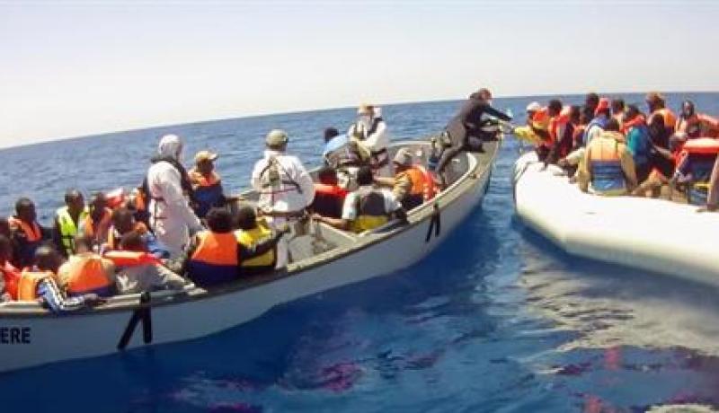 إنقاذ رضيع عمره 4 أيام من قارب مهاجرين في البحر المتوسط