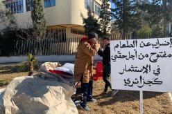 بالصور.. مستثمر سياحي يعتصم مضربًا عن الطعام أمام مقر ولاية تبسة
