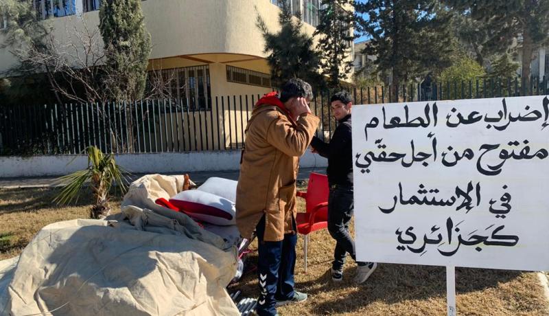 بالصور.. مستثمر سياحي يعتصم مضربًا عن الطعام أمام مقر ولاية تبسة
