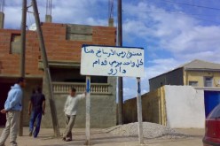 مواطن يحتج على رمي الأوساخ أمام منزله – ورقلة