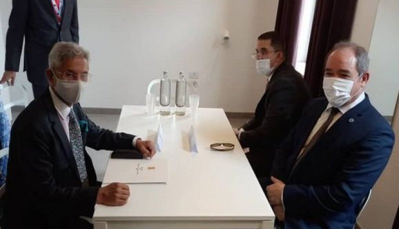 بوقادوم يتباحث مع نظيره الهندي جهود مكافحة كورونا والأوضاع في المنطقة