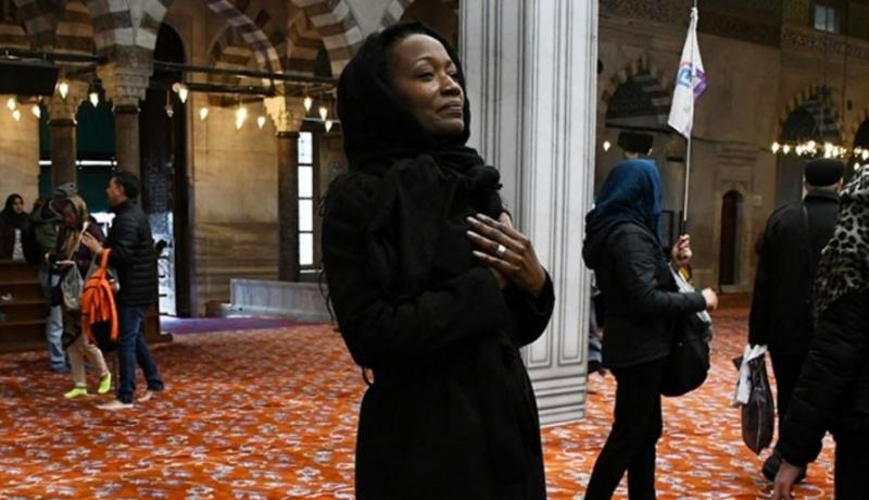 الفنانة الأمريكية ديلا مايلز تعتنق الإسلام