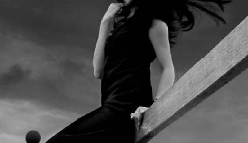 هل أربط مصيري‮ ‬برجل هارب من أحكام قضائية  ‬