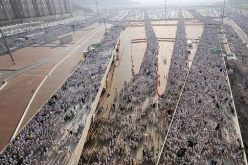 الحجاج في أول أيام التشريق في مشعر منى