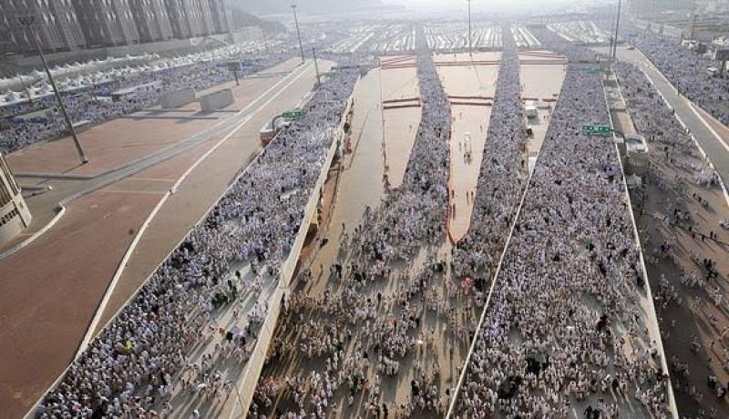 الحجاج في أول أيام التشريق في مشعر منى