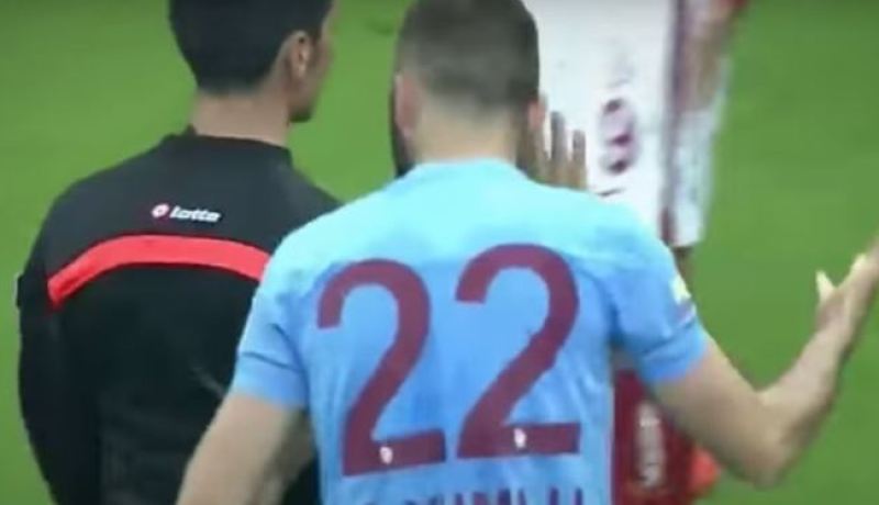بالفيديو.. لاعب تركي يطرد الحكم بالبطاقة الحمراء
