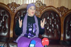 ديامز'' ترفض الحديث عن الحجاب والإسلام وتعلن عن كتابها الجديد وخلافها مع النظام المتطرف''