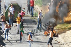 سكان “ديار الشمس يقطعون الطريق احتجاجا على إعادة اسكانهم بالقرب من بئر توتة