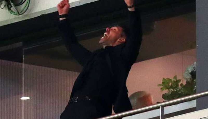 بالفيديو.. هكذا عاش “سيميوني” نصف نهائي “الأوروبا ليغ” !!