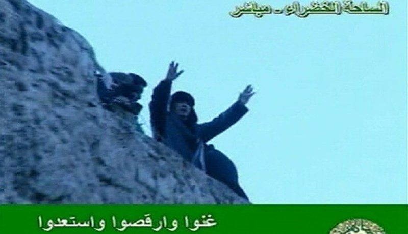 القذافي يلوح بفتح كل مخازن السلاح لتسليح انصاره