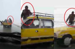 بالفيديو.. مسافر يخرج من سيارة مسرعة لمسح الزجاج في الجلفة