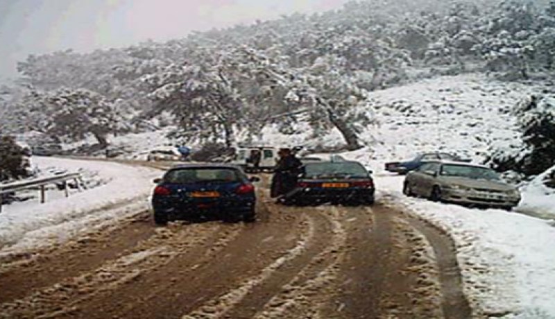الثلوج تعيق حركة المرور بالمحاور الجبلية بباتنة