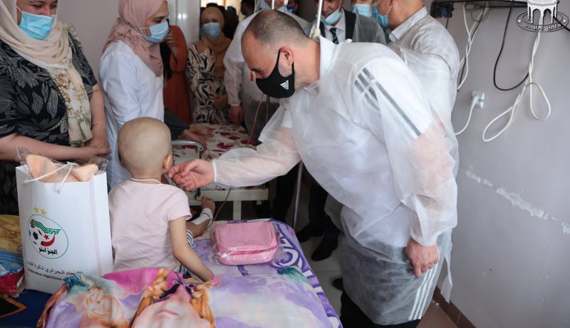 بالصور.. بلماضي يزرع الفرحة في قلوب الأطفال المُصابين بالسرطان