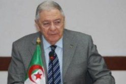 طائرتين و ثلاث مروحيات مجهزة بالوسائل الطبية مخصصة لإجلاء المرضى