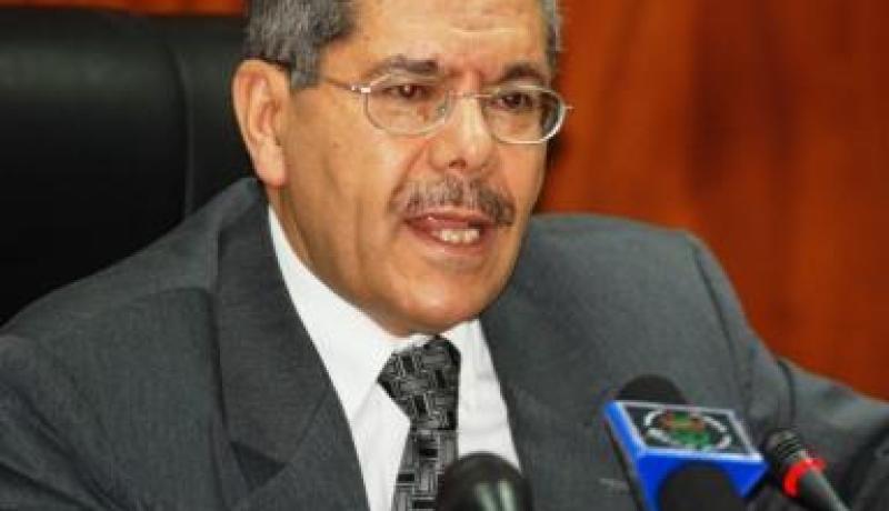 قنصل يفاوض مدرب