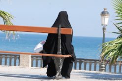 كاتبة جزائرية تصف الحجاب بـ ''سجن'' مصنوع من القماش