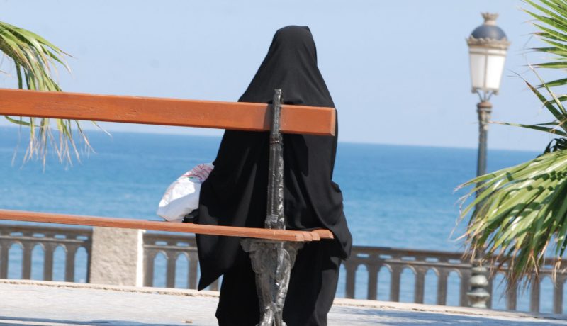 كاتبة جزائرية تصف الحجاب بـ ''سجن'' مصنوع من القماش