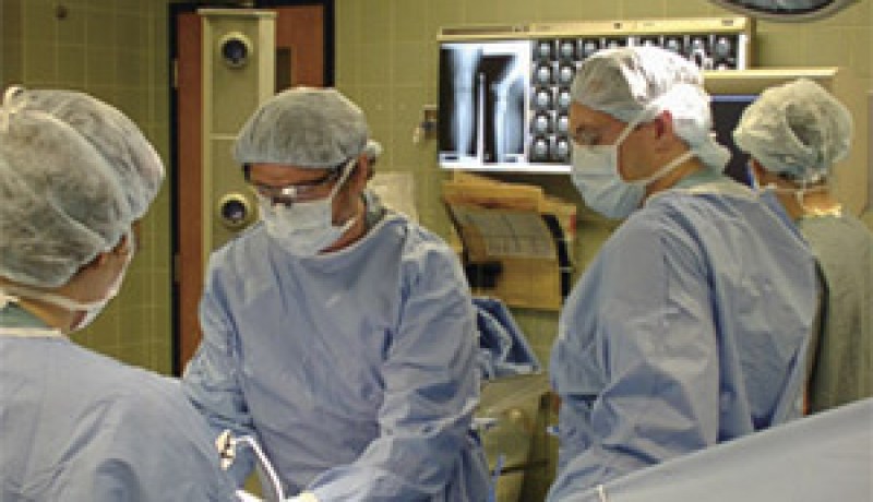 الدكتور آيت يحيى ينقذ الصبية رتاج بعملية جراحية معقدة : سيدة تضع بنتا بلسانين بمستشفى تبسة