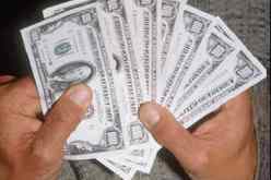 تراجع الدولار الأمريكي إلى أدنى مستوى له في ثلاثة أشهر