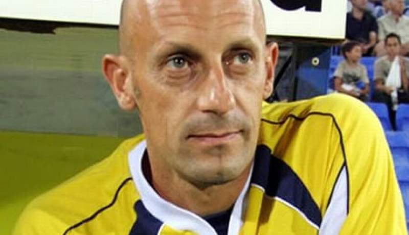 كييفو يقيل مدربه دي كارلو