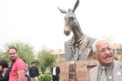 نصب تمثال لحمار بربطة عنق يمثل حزب الحمير العراقي وسط السليمانية