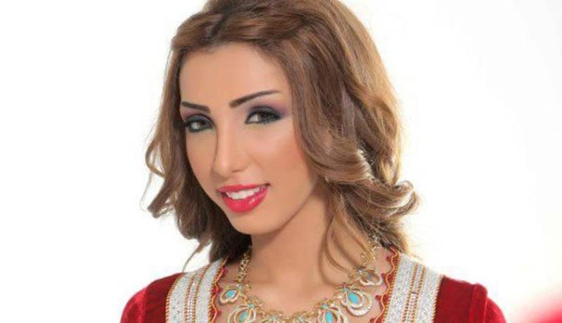 بالصورة المغربية دنيا تحيي حفلا في دبي بفستان شفاف ومثير