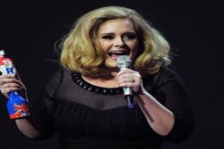 المغنية البريطانية أديل تفوز بجائزتين في حفل جوائز مسابقة “بريت أوردز”