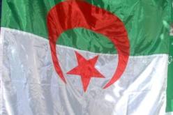 شاب يحرق العلم الوطني أمام مقر الأمن لإدخاله السجن