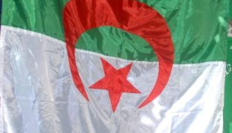 شاب يحرق العلم الوطني أمام مقر الأمن لإدخاله السجن