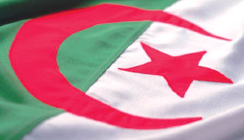 صيني يدنس العلم الوطني انتقاما من العمال الجزائريين