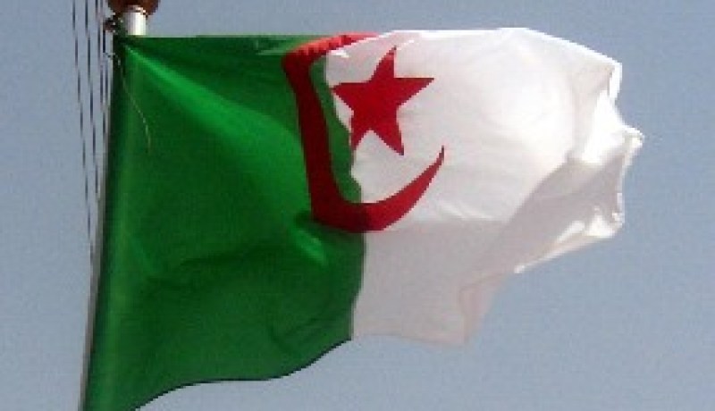 عشر سنوات سجنا لمدنسي العلم الوطني