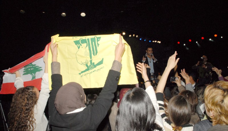 راية حزب الله أمس في حفل عاصي الحلاني ، روح المقاومة متأصلة في الجزائري