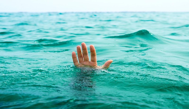 إنتشال جثة غريق من شاطئ التربة الحمراء في جيجل