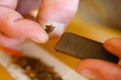 اصطدام بين مركبتين بسوق أهراس يمكن من حجز حوالي 1 كلغ من المخذرات