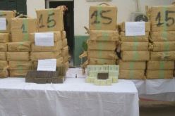 محاكمة عصابة المـتاجرة بـالمخدرات تنشط منذ 1996 ومؤسـسها في حالة فرار