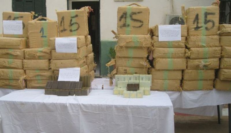 محاكمة عصابة المـتاجرة بـالمخدرات تنشط منذ 1996 ومؤسـسها في حالة فرار