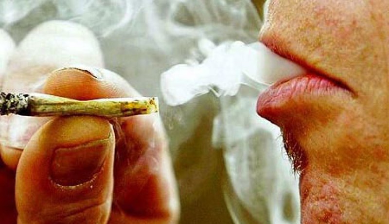 متهمان يواجهان الحبس لحيازتهما المخدرات بالعلمة