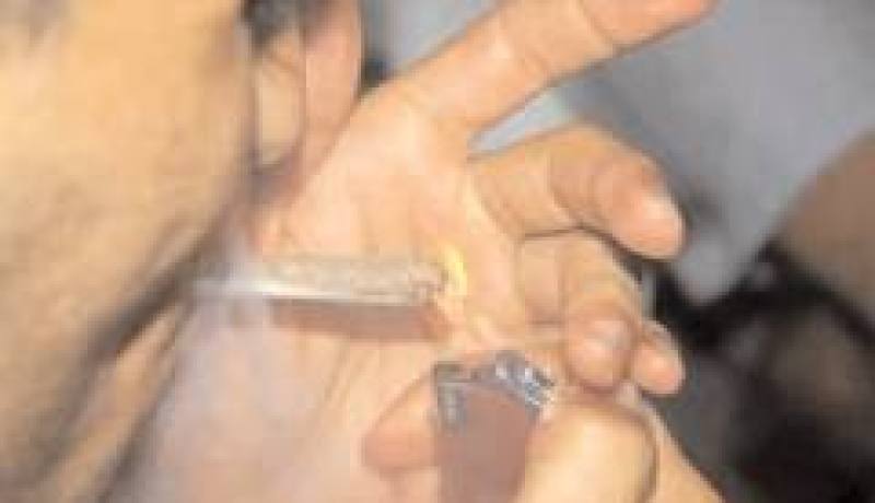 أم تشتكي من ابنها وتتهمه بتعاطي الكيف داخل المنزل 