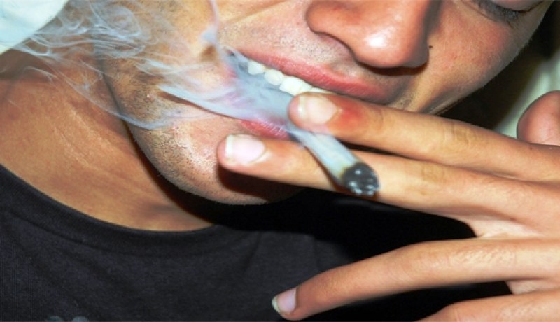 شاب‮ ‬يبتلع‮ ‬ڤارو كيف‮ ‬بعد محاصرته من طرف الشرطة بتبسة