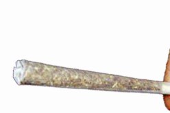 يسلّم الشرطة قطعة مخدرات وسيجارة محشوّة ليدخل السجن