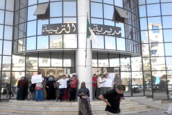 أساتــذة مستخلفــون يغلقـون مديريـة التربيــة بالسلاسـل والأقفـال فــي سكيكــدة